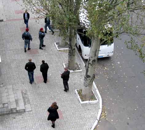 Следователи прокуратуры и бойцы "Беркута" уходят из ГП.
