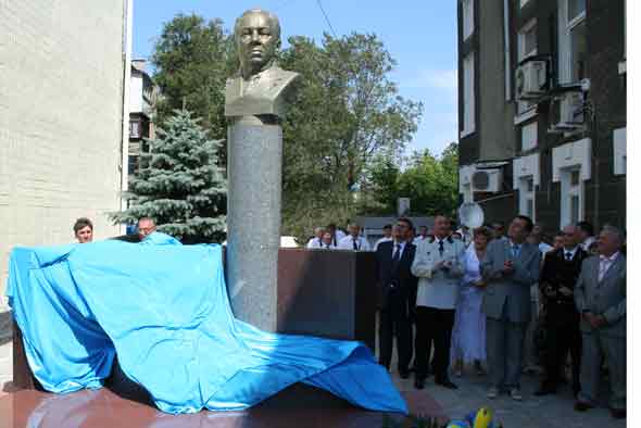 Открытие бюста А.Астраханю