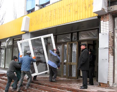 Привезли новые окна. Разгрузка.