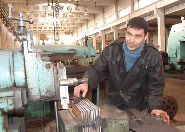 Пример Н. Решетника достойно наследует молодой токарь Станислав Панков (на заводе с 2004 года). Работу свою ценит, а в коллективе, ориентируясь на наставника, чувствует себя своим.